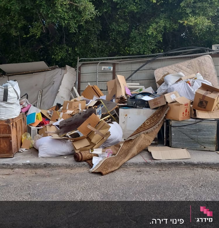 ערימת קרטונים, שקיות ופסולת ברחוב